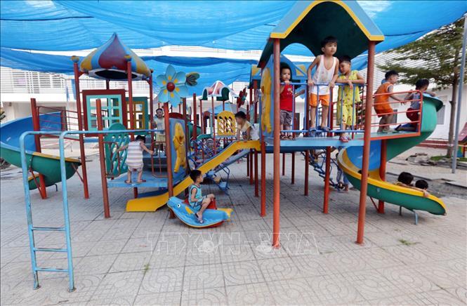 GIỮ VỆ SINH CHO TRẺ SAU KHI TIẾP XÚC VỚI ĐỒ CHƠI CÔNG VIÊN