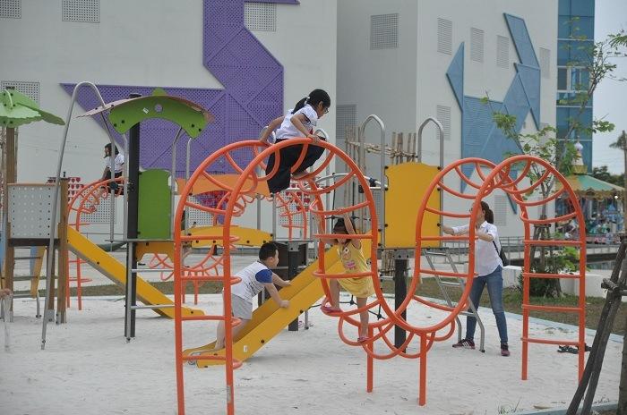 Thường xuyên vận động với các thiết bị vui chơi trẻ em công viên ngoài trời giúp trẻ thông minh hơn
